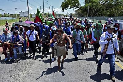 Miles de indígenas se movilizan para exigir cese de la violencia en Colombia - Mundo - ABC Color