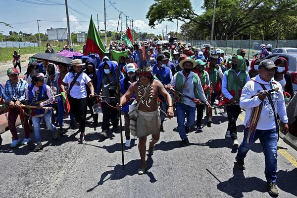 Miles de indígenas se movilizan para exigir cese de la violencia en Colombia - Mundo - ABC Color