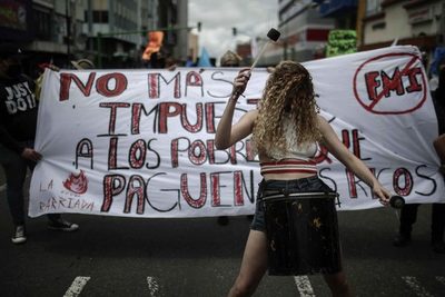 Policía y manifestantes se enfrentan cerca de la Casa Presidencial en Costa Rica - MarketData