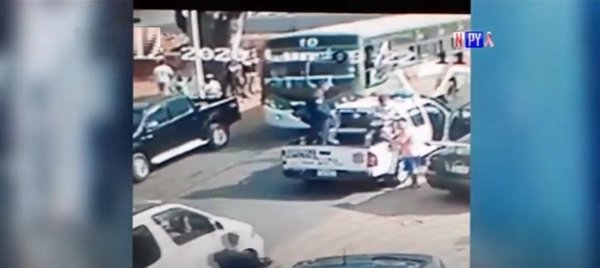 Atropelló el auto de su amigo y luego se lanzó frente a un bus | Noticias Paraguay