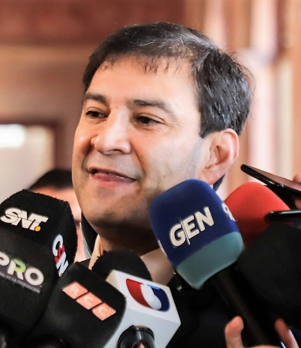 La gente se aprieta la cabeza ante rumores de que repudiado senador aterrizará en MOPC - La Mira Digital