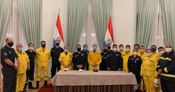 La Nación / Ante Abdo Benítez, Cuerpo y Junta Nacional de Bomberos Voluntarios firmaron alianza operativa