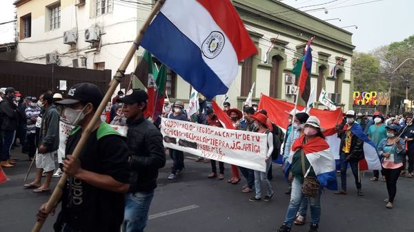 Campesinos marchan por el microcentro capitalino - Nacionales - ABC Color