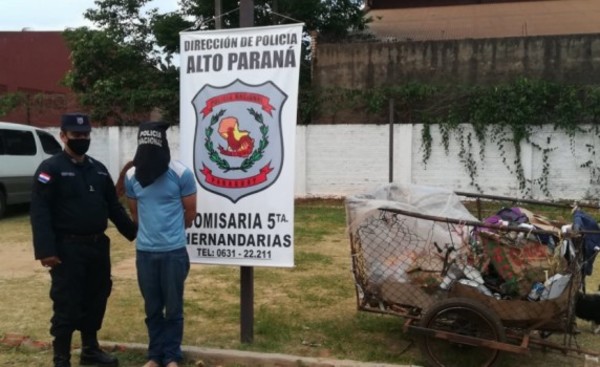 Reciclador aprehendido por intentar hurtar en un salón comercial