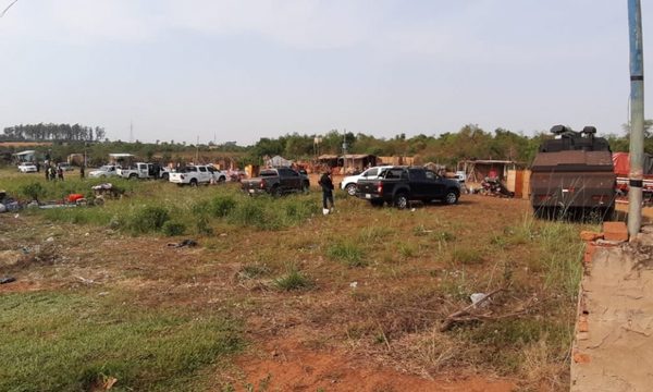 Desalojan a familias de inmueble en Franco