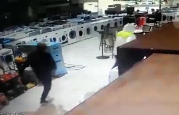 Dos delincuentes rompen cristal de comercio y roban electrodomésticos – Diario TNPRESS