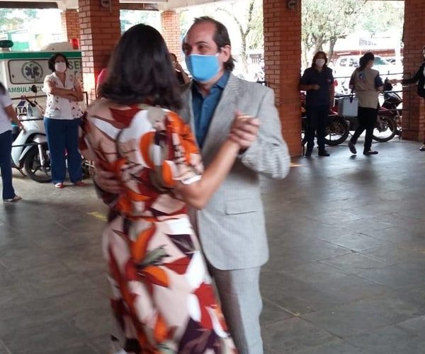 En medio de su batalla contra el covid-19, doctor dió el sí en el nosocomio