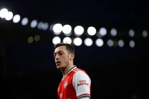 HOY / Özil recibió un bonus de ocho millones por "lealtad"