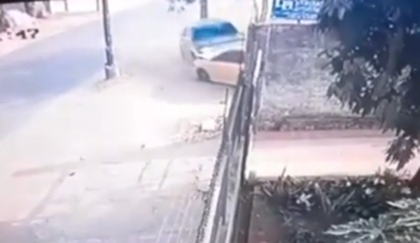 Crónica / (VIDEO) Atropelló el auto de su "kpe" y después se tiró frente a un micro