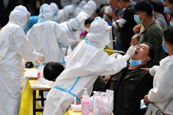 Millones de test en una ciudad china y nuevas restricciones en Europa para frenar contagios - Mundo - ABC Color
