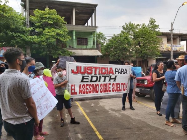 Murió tras ser empujada de la moto por dos acosadores