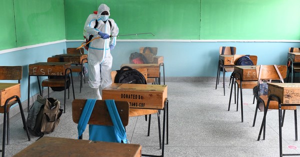 La Nación / Una docena de colegios reabren en Buenos Aires