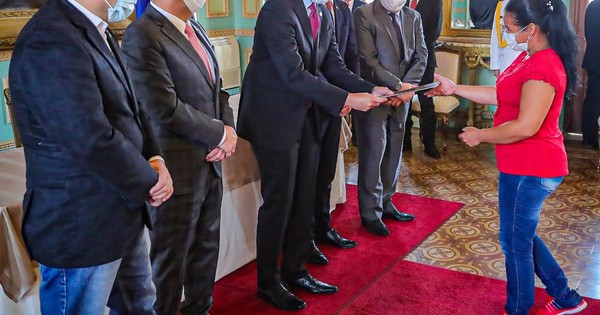 La Nación / Indert entrega títulos de propiedad a beneficiarios de la reforma agraria