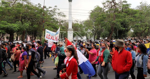 La Nación / Cientos de campesinos reclaman condonación de deudas frente al Congreso