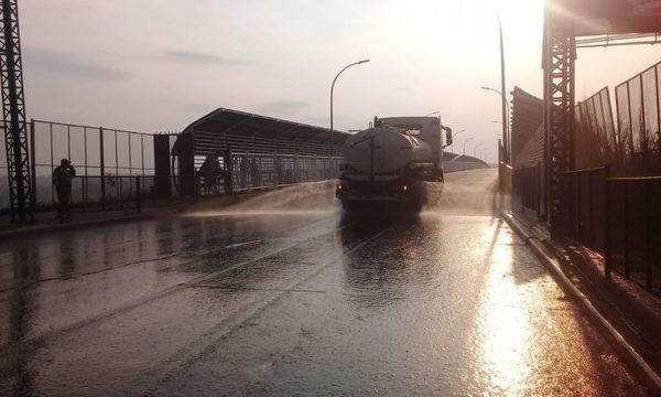 Desinfectan entrada del Puente de la Amistad