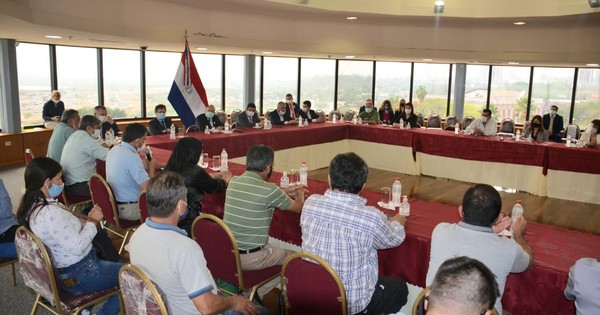 La Nación / Autoridades del Gobierno se reunieron con campesinos