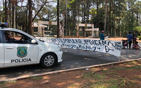 CDE: Indígenas cierran calle para exigir documentación de niños  - ABC en el Este - ABC Color