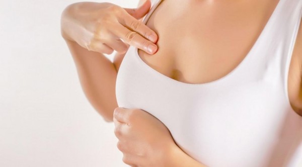 “Palparse los pechos una vez al mes desde los 20 años”, recomiendan para la detección precoz de cáncer