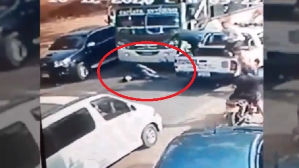 Hombre destroza el vehículo de su exnovio, embiste contra una muralla, se tira frente a un bus y acaba en la Comisaría » Ñanduti