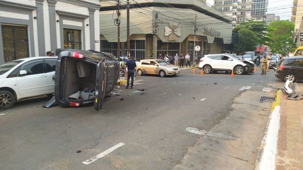 Aparatoso vuelco en el microcentro de Asunción, pero sin heridos graves - Nacionales - ABC Color