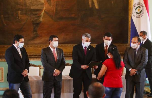 FAMILIAS DE ITAPÚA Y OTROS PUNTOS DEL PAÍS RECIBEN SU SOÑADO TÍTULO DE PROPIEDAD.