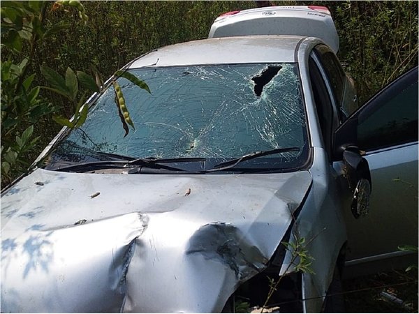 Balacera y persecución culminan con vuelco de vehículo en Itapúa
