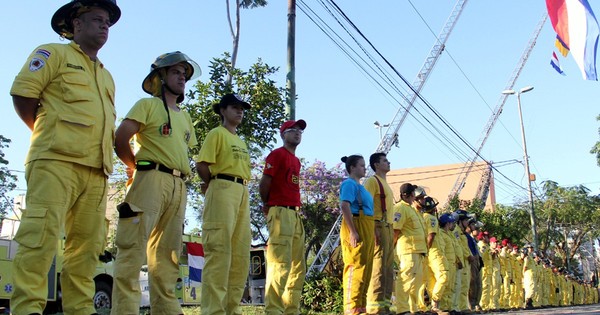 La Nación / Bomberos voluntarios realizan colecta para la ciudad de Puerto Elsa