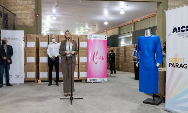 Confeccionistas entregaron batas de producción 100% nacional