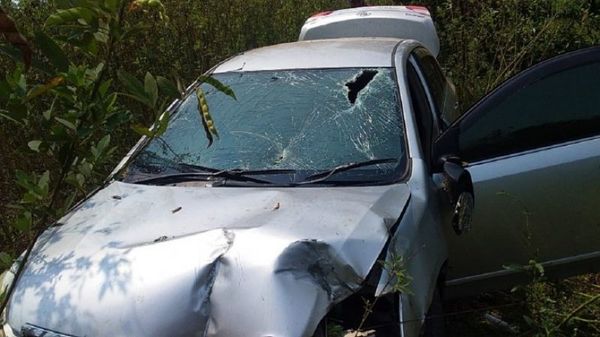 Balacera y persecución culminan con vuelco de vehículo en Itapúa