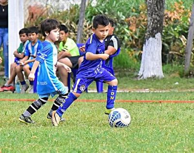 Escuelas de fútbol solo están habilitadas para actividad individual, aclara Salud