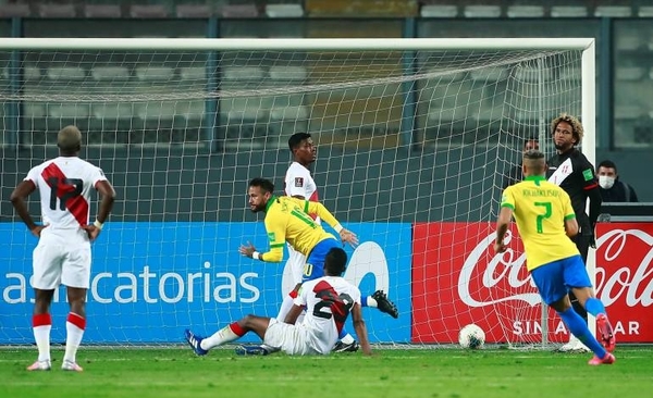 HOY / Neymar desquicia a Perú con un triplete cargado de polémica