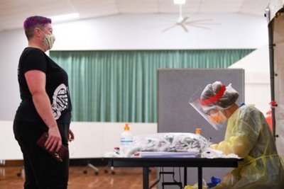 Médicos y epidemiólogos del mundo pidieron cambiar las políticas de lucha contra la pandemia, para evitar daños físicos y mentales