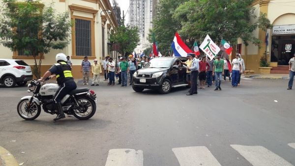 Reportan bloqueos por manifestaciones en el centro de Asunción