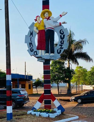 Jóvenes remozan escultura icónica de Minga Guazú