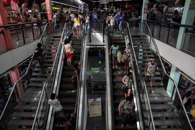 Los servicios en Brasil crecen 2,4 % en agosto, la tercera alza consecutiva - MarketData
