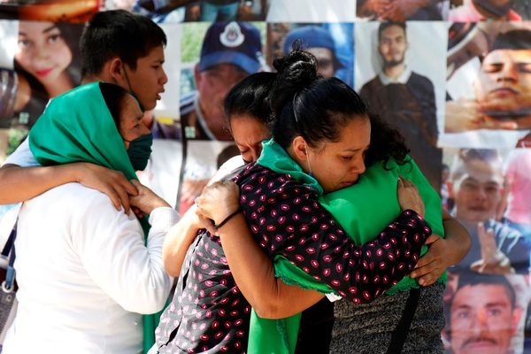Familias mexicanas recuperan a sus hijos desaparecidos en fragmentos - MarketData