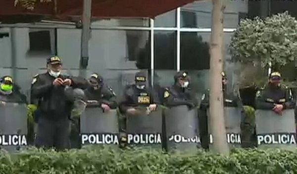 Policía peruana tuvo que resguardar hotel del árbitro Bascuñán | OnLivePy