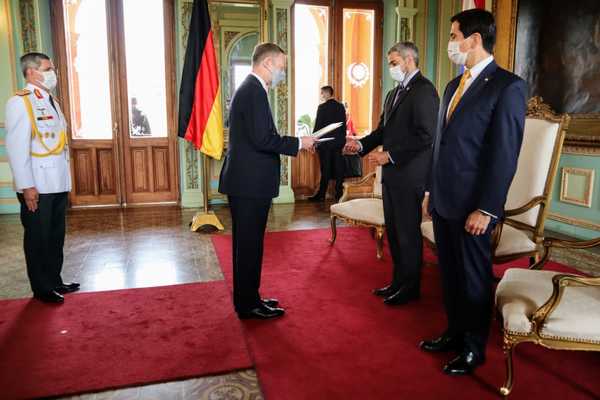 Presidente recibió cartas credenciales de tres nuevos embajadores » Ñanduti