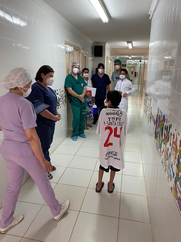 Tras exitoso trasplante cardíaco, Miguelito abandonó el hospital con su casaca de Olimpia - Megacadena — Últimas Noticias de Paraguay