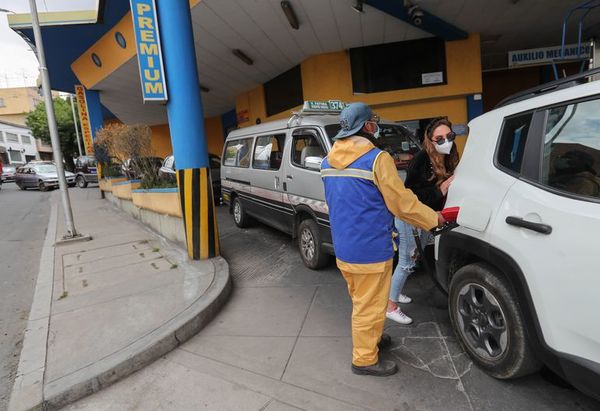 Bolivianos se abastecen de combustible por miedo a un conflicto electoral - Mundo - ABC Color