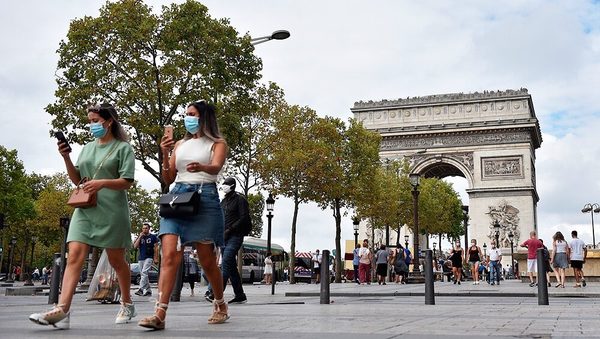 Macron anuncia toque de queda en París