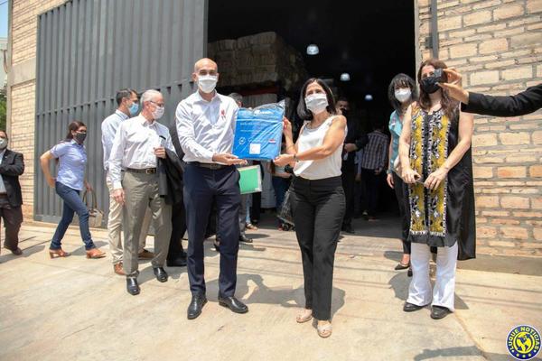 Confeccionistas entregan batas de producción nacional para Salud •