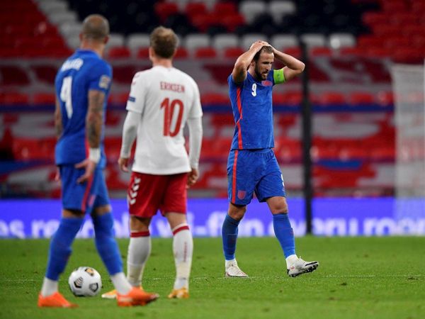 Inglaterra se inmola con expulsión y penal en tres minutos