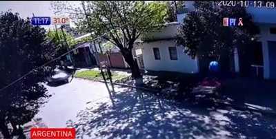 ¡Brutal! Motoasaltantes arrastraron a una mujer y automóvil la arrolló | Noticias Paraguay