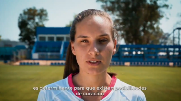 Jugadoras presentan camiseta especial por el 'Octubre Rosa'