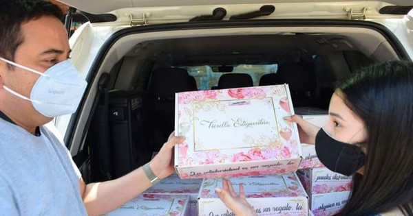 La Nación / Quinceañera canjeó souvenirs por alimentos no perecederos para personas de escasos recursos