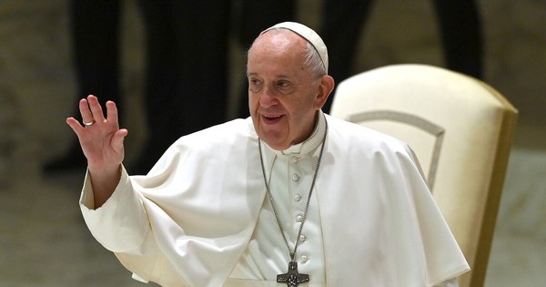 La Nación / Papa Francisco saluda a fieles ya solo desde lejos