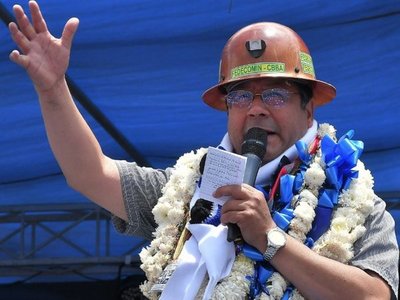 Candidatos bolivianos cierran una polarizada campaña presidencial