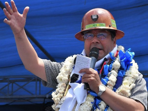 Candidatos bolivianos cierran una polarizada campaña presidencial
