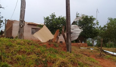 Fuerte temporal causa destrozos y deja sin luz a varias zonas del país